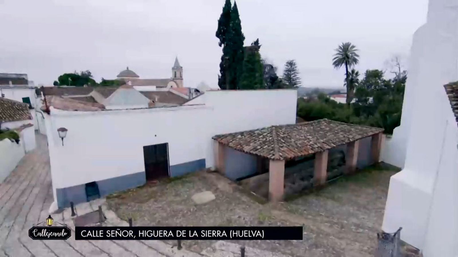 En Higuera de la Sierra, Huelva, descubrimos la calle Señor que destaca por su olor a leña