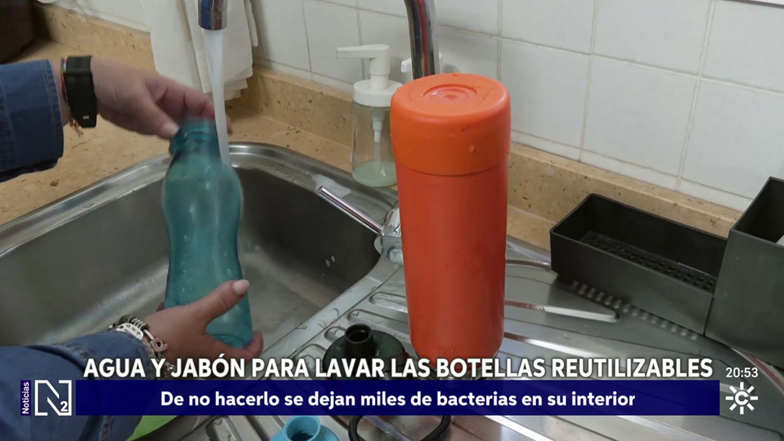 Agua y jabón para lavar las botellas reutilizables