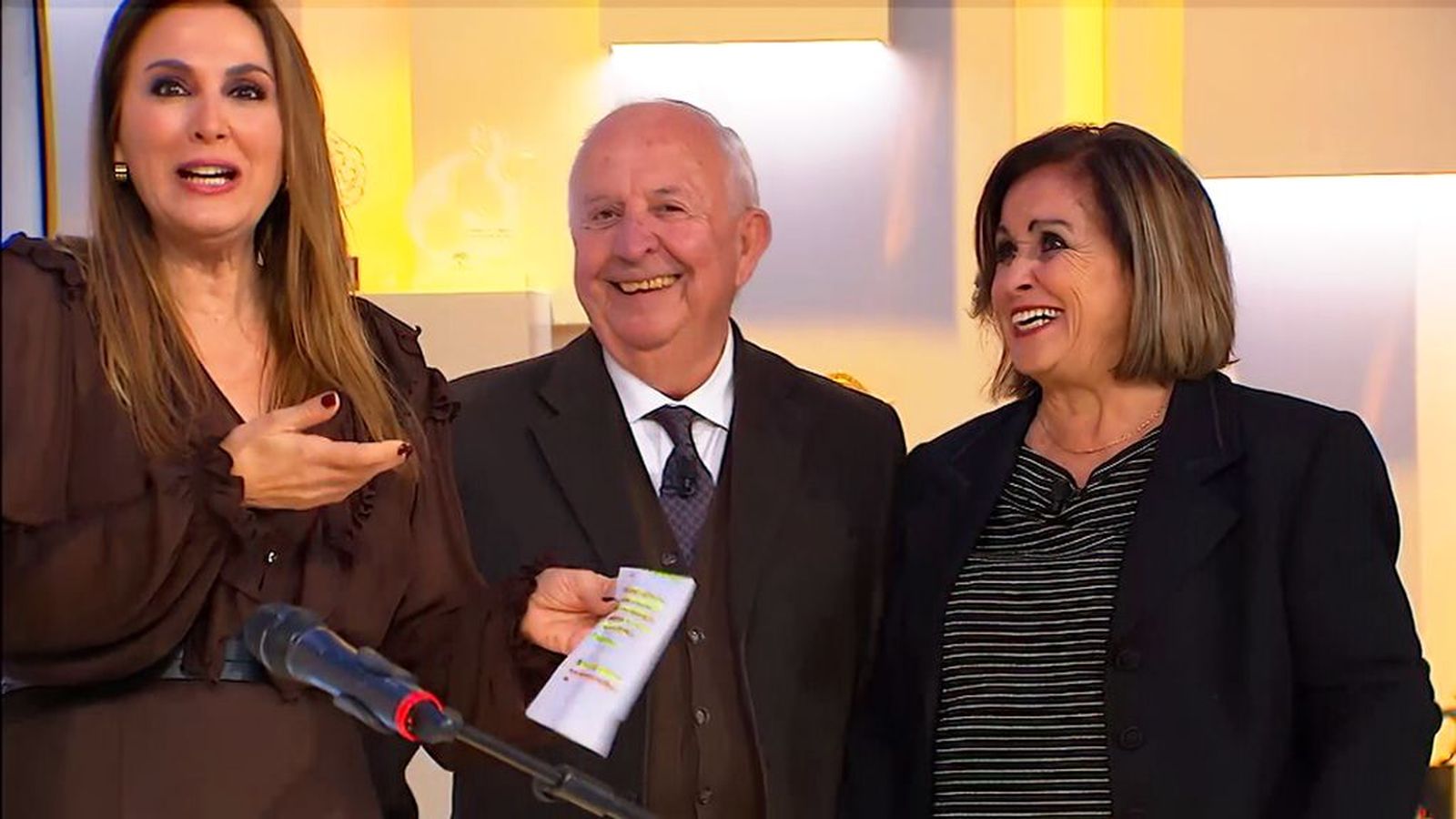 Sorpresa en el plató: los padres de Eva Ruiz irrumpen en pleno directo para sorprender a su hija