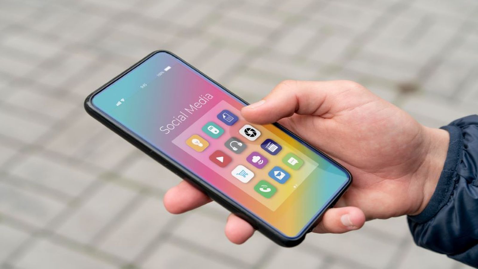 1707311548066cerrar-mano-sosteniendo-smartphone