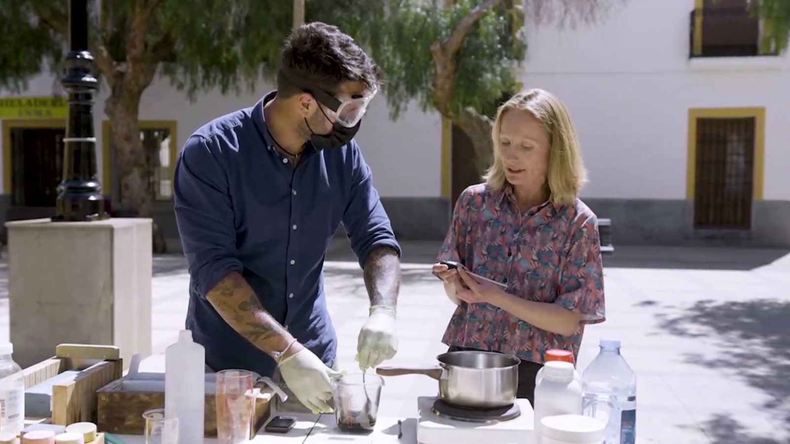 Bosco aprende a hacer jabones ecológicos en Gualchos