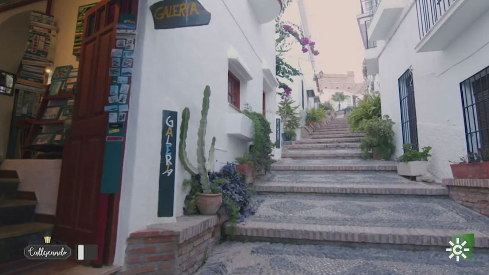 La calle Andrés Segovia en Salobreña conduce hasta el Castillo