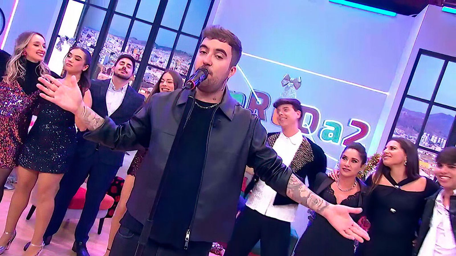 El cantante Beret ameniza la Nochevieja anticipada en el pisito