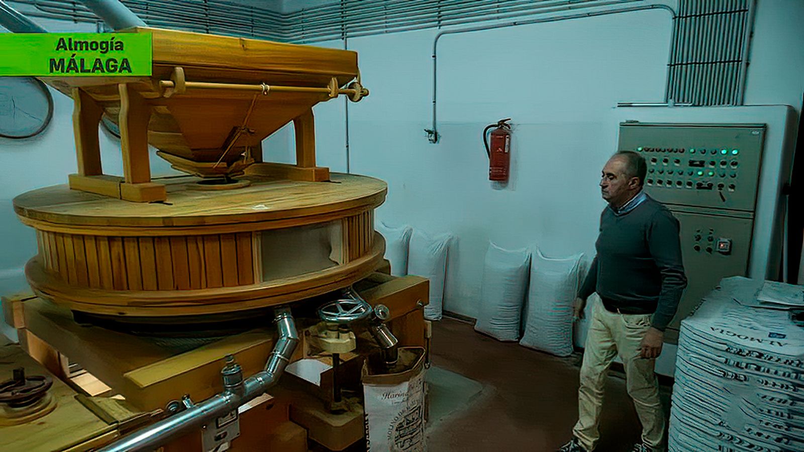 Harina molida a la piedra, una tradición en Almogía para hacer pan de calidad