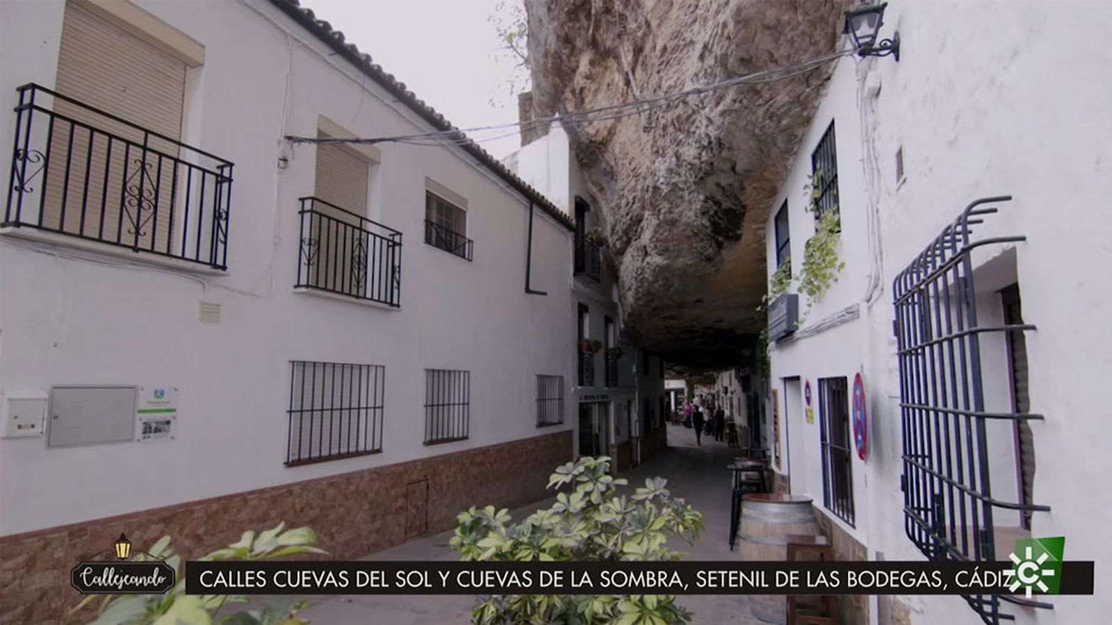 Calles Cuevas del Sol y Cuevas de la Sombra en Setenil de las Bodegas, naturaleza viva