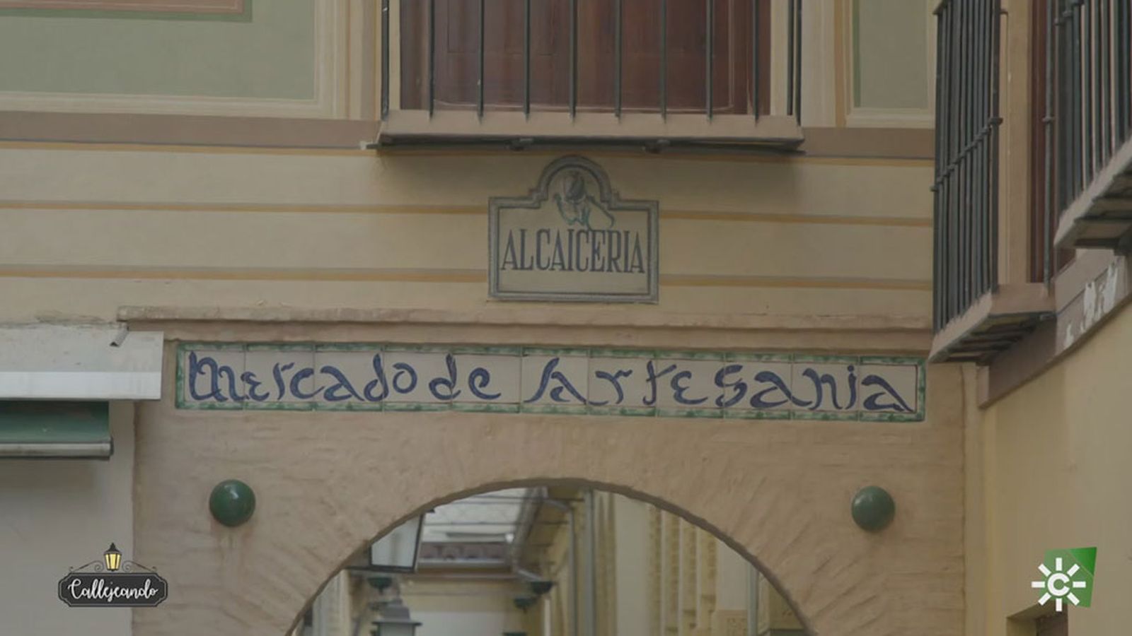 La calle Alcaicería, en Granada, un zoco que te traslada al mundo árabe