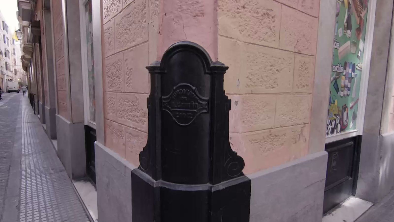 ¿Conoces el origen de los típicos guardacantones de Cádiz?