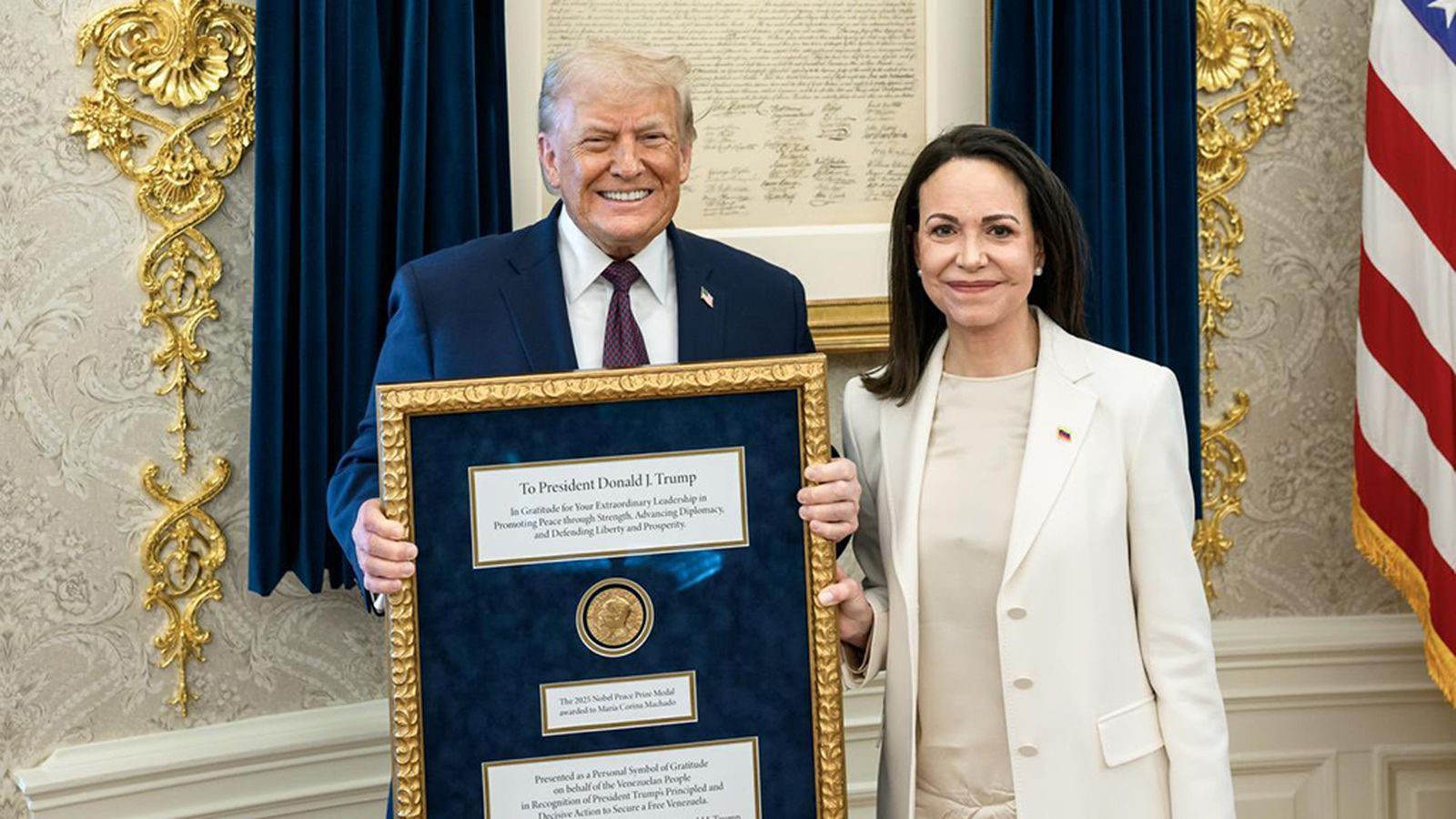 Corina entrega una réplica de la medalla del Nobel a Trump