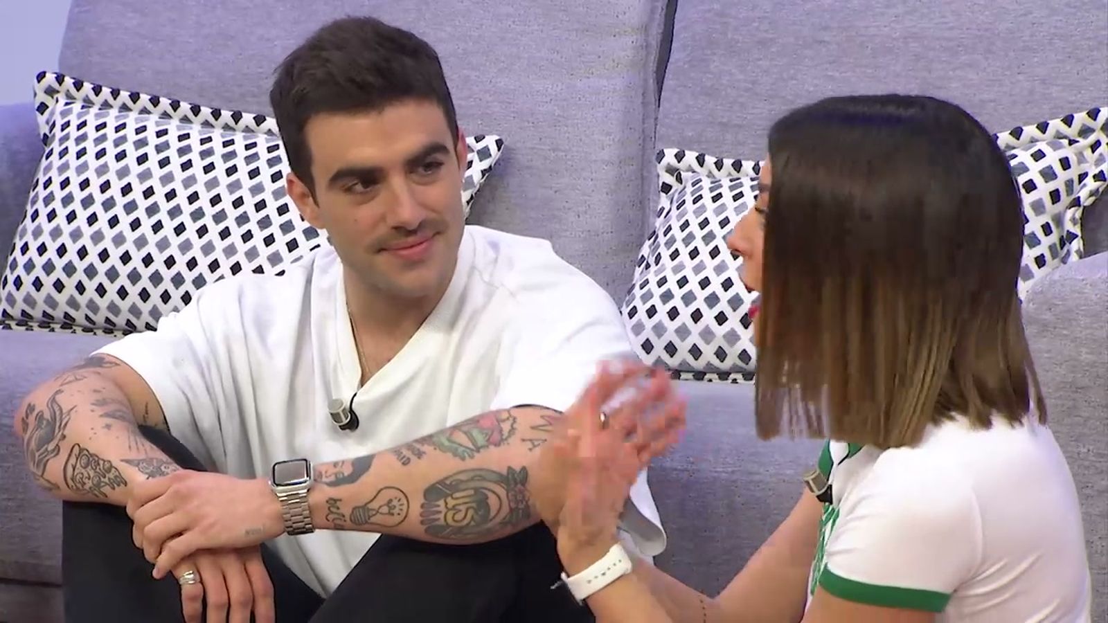 Álvaro de Luna canta en directo en el piso de EnREDa2