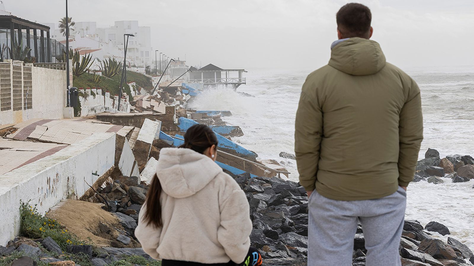 El temporal se lleva parte del paseo de Matalascañas