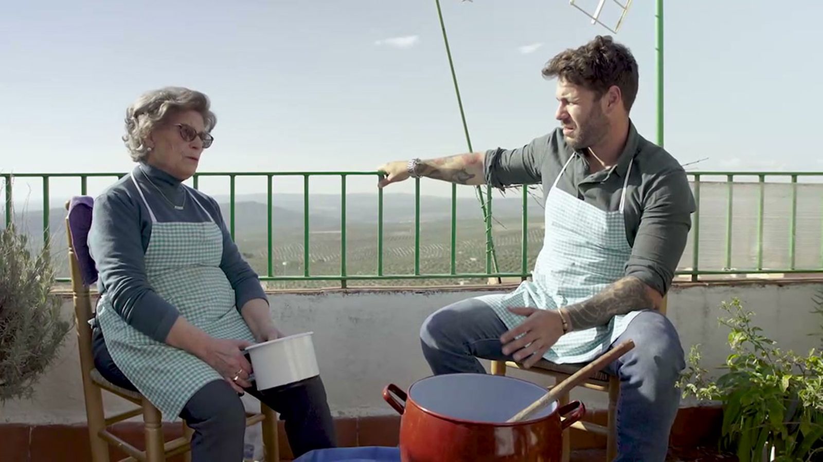 Aprendemos en Chilluévar el arte de fabricar jabón artesanal con aceite usado