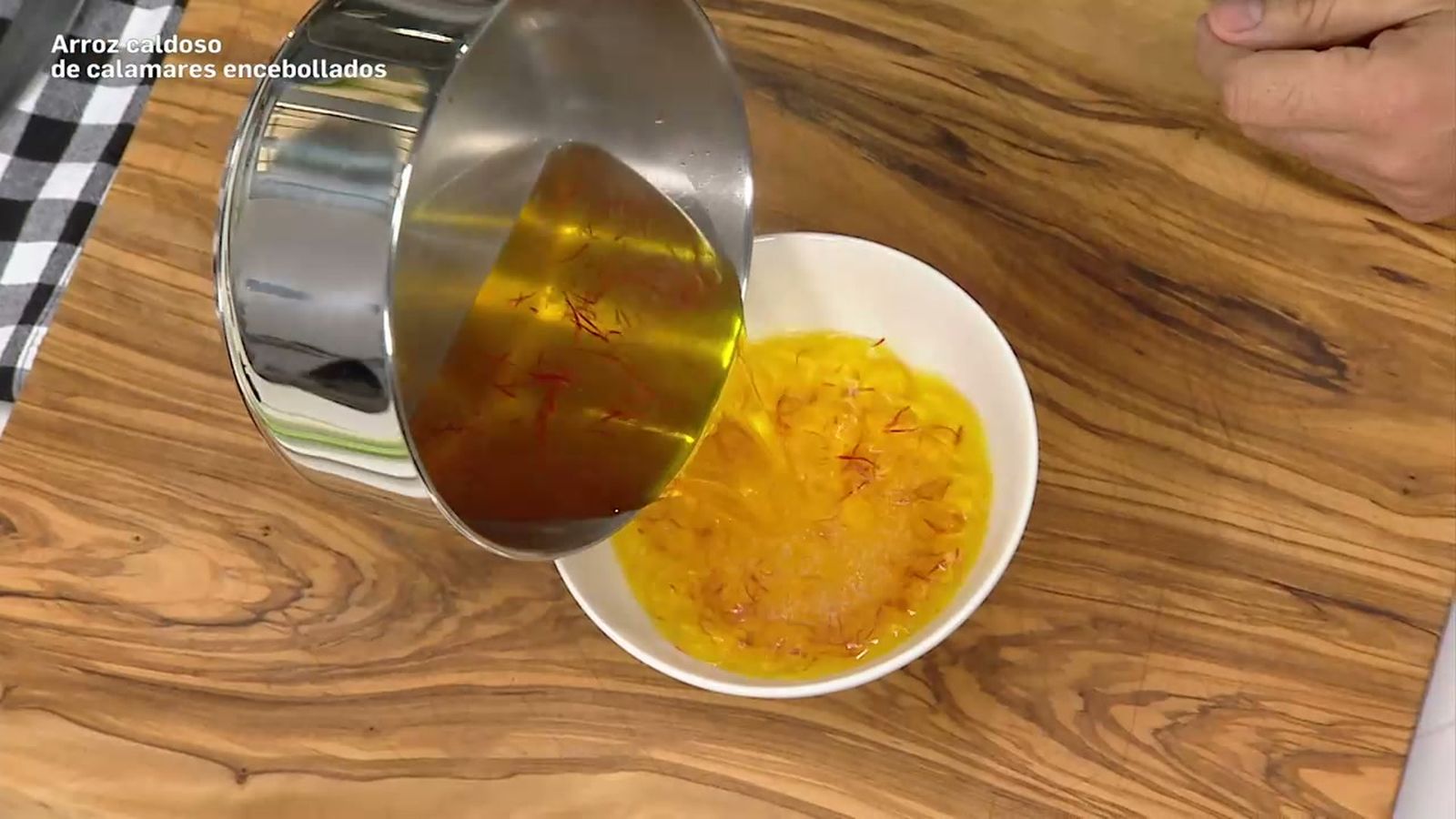 Cómo preparar una infusión de azafrán para potenciar el sabor del arroz